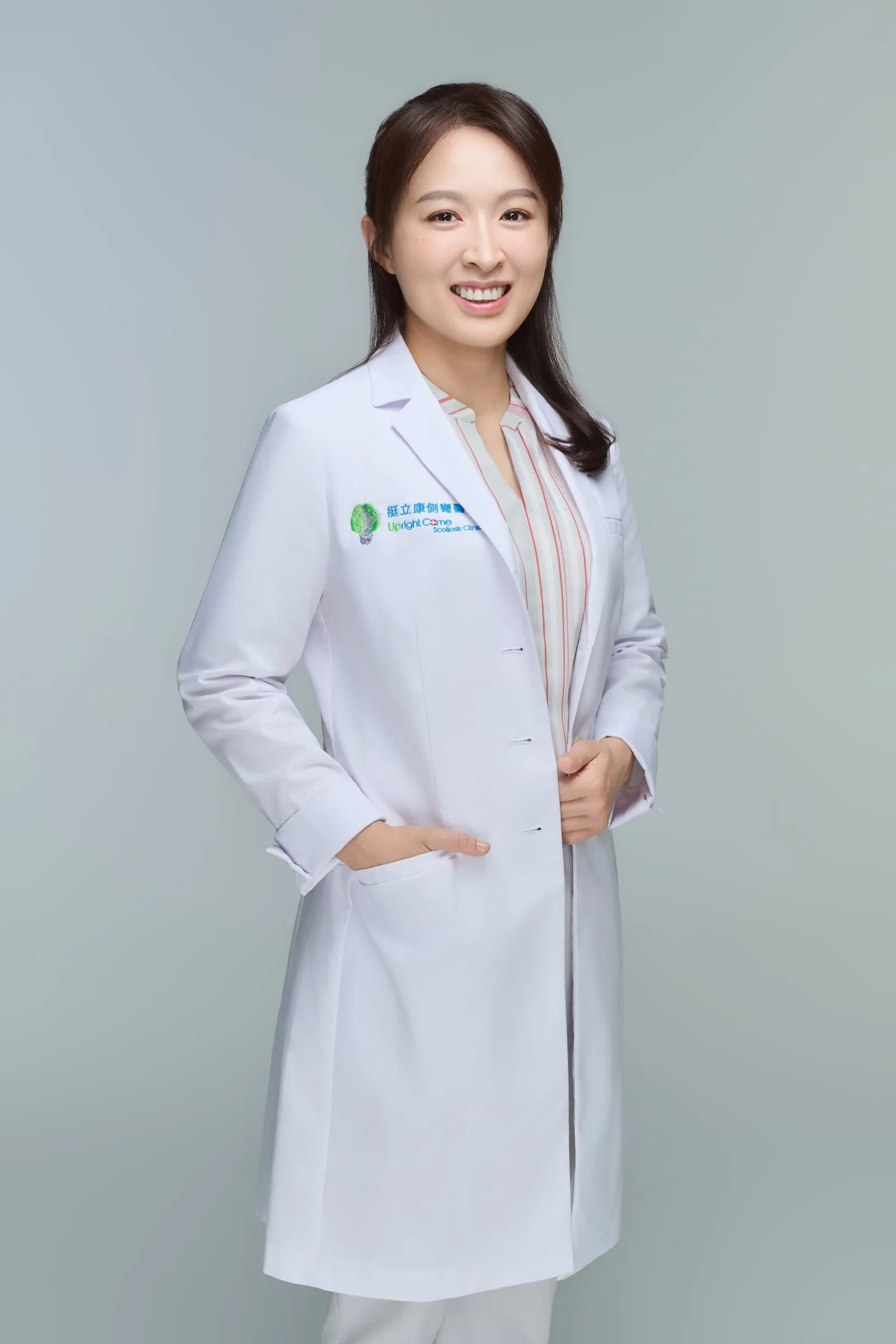 曾琴雁身穿挺立康白袍的形象照