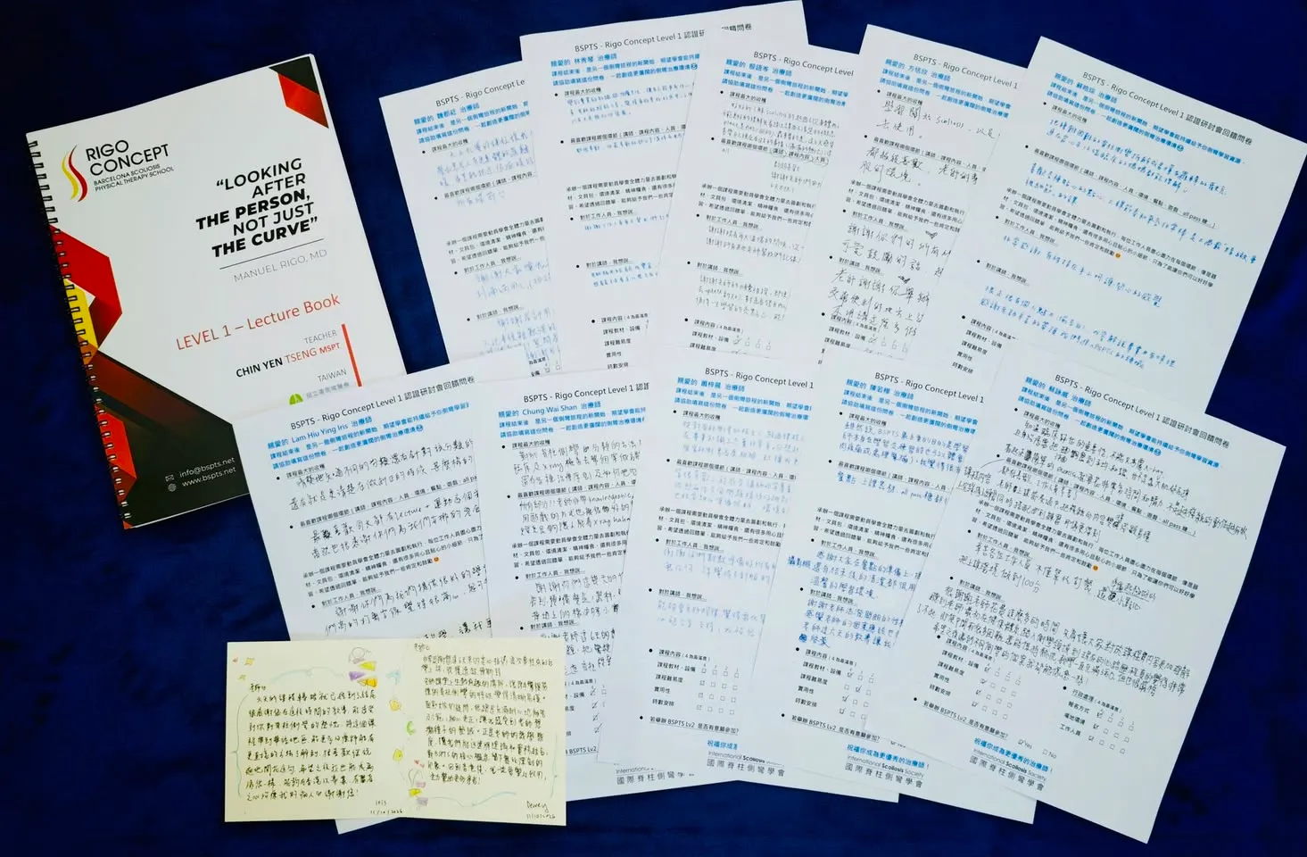 課後回饋：Rigo Concept Level 1 講義旁攤開十份「BSPTS – Rigo Concept Level 1 認證研討會回饋問卷」與一張手寫感謝卡，問卷上寫滿學員心得